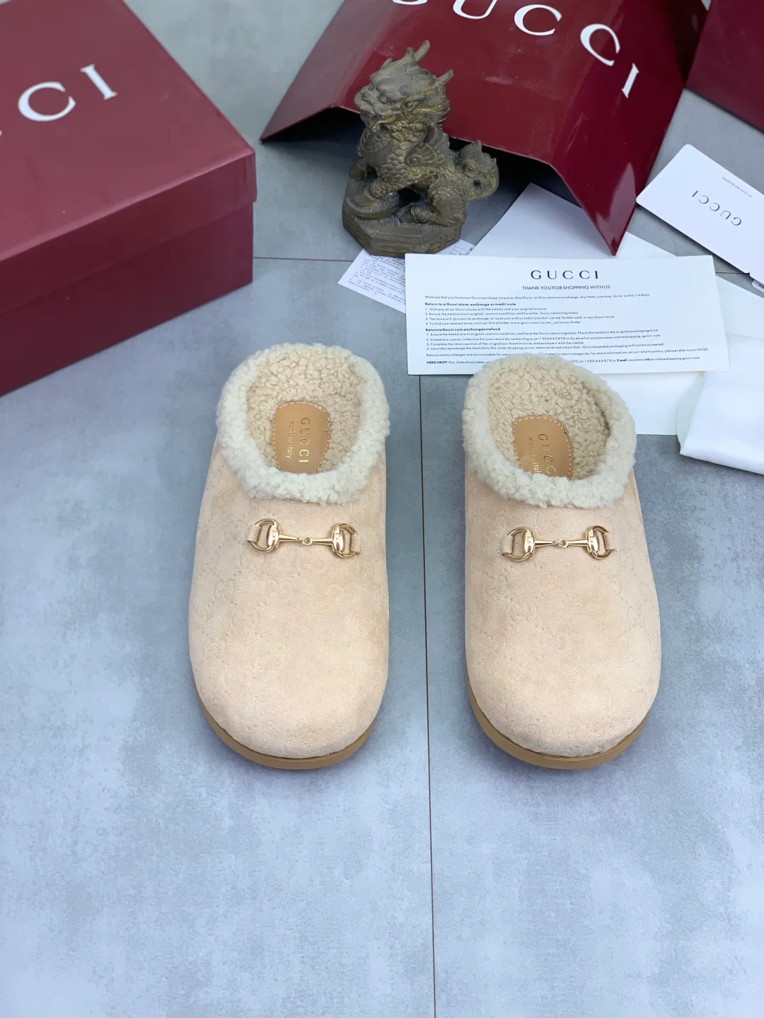 Men's shoes 💰P400 [New style] 💰 Women's half-flop 🆘 "Real wool" [GUCCI] 👉 Popular men's shoes official website synchronization 🔰 Quality [proud] is not comparable to the imitations in the general market 🌀 The upper is imported Italian frosted cowhide, and the lining: foot pad 🅰️ grade 🐑 real wool 👻 Only Grade A can show the effect The hand feels smooth and delicate 🔱The shoe shape is grand, only the factory can achieve it 🎄The perfect toughness of the original outsole 👻⬛️Only allows customers to bid farewell to one-time consumption. Real wool lining, super warm. 2️⃣Colors available Sizes: 35-44